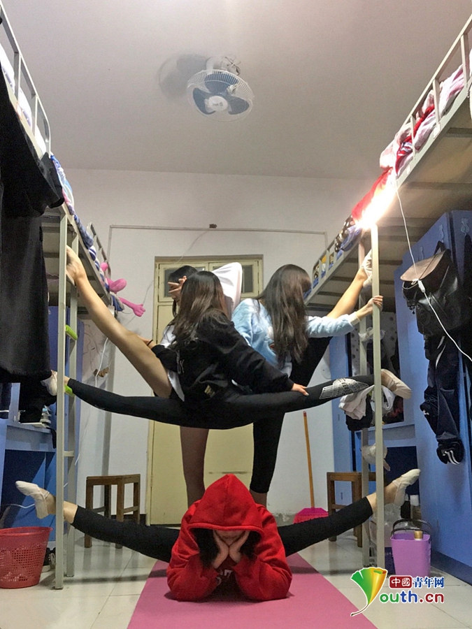 大學(xué)生宿舍里比拼“一字馬” 玩出新花樣