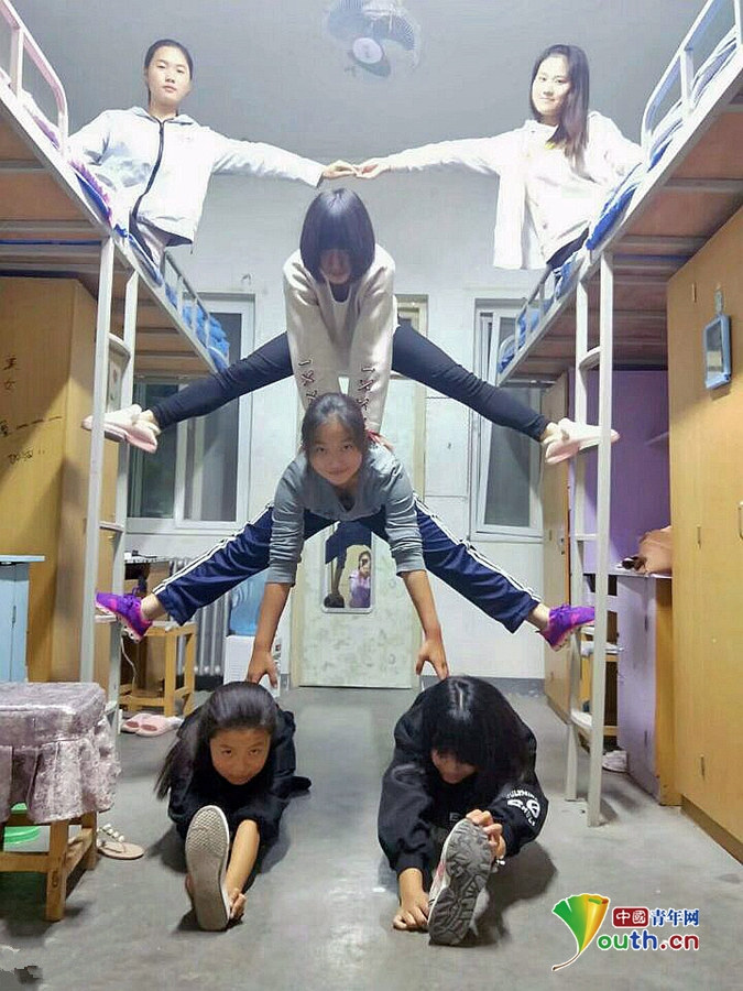 大學(xué)生宿舍里比拼“一字馬” 玩出新花樣